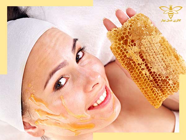 دختری که از ماسک عسل استفاده میکند