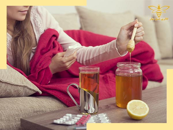 خانمی که برای درمان تب سرماخوردگی دارد عسل و آبلیمو میخورد